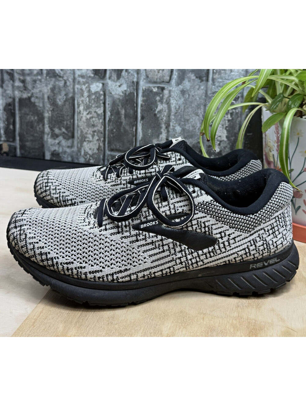 Brooks Revel 3 Men's Black/White Low Top Lace-Up Running Sneaker Knit 110314